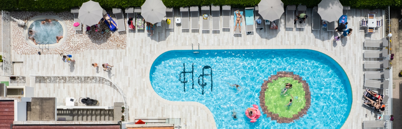 Hotel mit Pool und Entspannungsbereich in Viserbella di Rimini